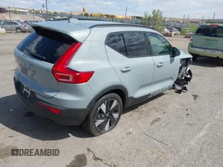 2025 Volvo XC40 Core z VIN YV4ER3HJ8S2503399, wystawiony jako IAAI lot #42220871 z przebiegiem 3339 mil mil oraz . Historia ofert i sprzedaży dostępna na DreamBid. Obrazek 4.