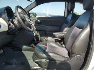 2017 FIAT 500e z VIN 3C3CFFGE5HT515272, wystawiony jako Copart lot #58271005 z przebiegiem 47 663 mil mil oraz Tytuł czysty. Historia ofert i sprzedaży dostępna na DreamBid. Obrazek 7.