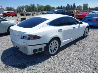 2016 Tesla Model S 90D z VIN 5YJSA1E29GF160332, wystawiony jako IAAI lot #42593749 z przebiegiem 92 702 mil mil oraz . Historia ofert i sprzedaży dostępna na DreamBid. Obrazek 4.