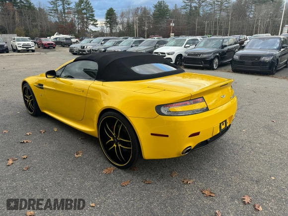 2009 Aston Martin Vantage z VIN SCFBF04C39GD12589, wystawiony jako Copart lot #79923024 z przebiegiem 50 303 mil mil oraz Czysty tytuł • Clean title. Historia ofert i sprzedaży dostępna na DreamBid. Obrazek 3.