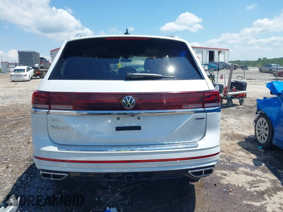 2024 Volkswagen Atlas SEL Premium R-Line with VIN 1V2FR2CAXRC582084, listed as a IAAI auction lot 42228600 with 20,389 mi miles and . Bid and sale history available at DreamBid. Image 17.