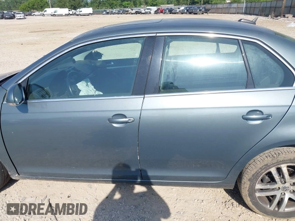 2006 Volkswagen Jetta 2.5L z VIN 3VWSF71K06M798437, wystawiony jako IAAI lot #42559453 z przebiegiem 169 485 mil mil oraz . Historia ofert i sprzedaży dostępna na DreamBid. Obrazek 15.