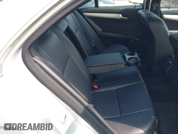 2013 Mercedes-Benz C 300 Sport z VIN WDDGF8AB1DR292986, wystawiony jako IAAI lot #42430247 z przebiegiem 105 105 mil mil oraz . Historia ofert i sprzedaży dostępna na DreamBid. Obrazek 8.