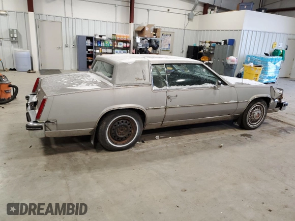 1984 Cadillac Eldorado z VIN 1G6AL5785EE630873, wystawiony jako Copart lot #82896404 z przebiegiem 3 839 mil mil oraz Czysty tytuł • Clean title. Historia ofert i sprzedaży dostępna na DreamBid. Obrazek 3.