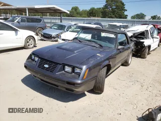 1984 Ford Mustang z VIN 1FABP27W7EF225018, wystawiony jako Copart lot #48488031 z przebiegiem 49 673 mil mil oraz Szkoda całkowita • Salvage title. Historia ofert i sprzedaży dostępna na DreamBid. Obrazek 2.
