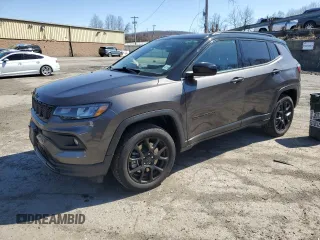 2023 Jeep Compass Altitude z VIN 3C4NJDBN3PT536067, wystawiony jako Copart lot #52281725 z przebiegiem 13 358 mil mil oraz Szkoda całkowita • Salvage title. Historia ofert i sprzedaży dostępna na DreamBid. Obrazek 1.