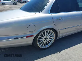 2004 Jaguar XJ R z VIN SAJWA73B94TG30153, wystawiony jako IAAI lot #42235384 z przebiegiem 91 172 mil mil oraz . Historia ofert i sprzedaży dostępna na DreamBid. Obrazek 6.