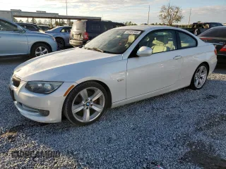 2011 BMW 3 Series 328i z VIN WBAKE5C59BE573545, wystawiony jako Copart lot #42564155 z przebiegiem 142 137 mil mil oraz Czysty tytuł • Clean title. Historia ofert i sprzedaży dostępna na DreamBid. Obrazek 1.