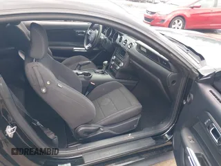 2016 Ford Mustang V6 z VIN 1FA6P8AM8G5251387, wystawiony jako IAAI lot #42231334 z przebiegiem 104 618 mil mil oraz . Historia ofert i sprzedaży dostępna na DreamBid. Obrazek 5.