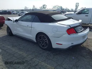 2020 Ford Mustang EcoBoost z VIN 1FATP8UH0L5134222, wystawiony jako IAAI lot #41477417 z przebiegiem 40 698 mil mil oraz . Historia ofert i sprzedaży dostępna na DreamBid. Obrazek 3.