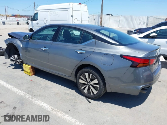 2020 Nissan Altima SV with VIN 1N4BL4DV6LC189839, listed as a IAAI auction lot 42617747 with 69,953 mi miles and . Bid and sale history available at DreamBid. Image 3.