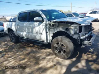 2017 Toyota Tacoma SR5 z VIN 3TMAZ5CN2HM039194, wystawiony jako IAAI lot #42293669 z przebiegiem 73 621 mil mil oraz . Historia ofert i sprzedaży dostępna na DreamBid. Obrazek 1.