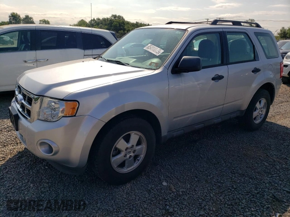 2011 Ford Escape XLS z VIN 1FMCU0C77BKB10475, wystawiony jako Copart lot #65480065 z przebiegiem 90 760 mil mil oraz Czysty tytuł • Clean title. Historia ofert i sprzedaży dostępna na DreamBid. Obrazek 1.