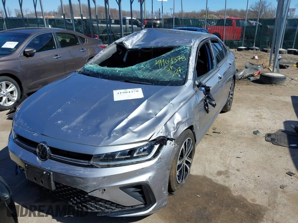 2025 Volkswagen Jetta Sport z VIN 3VWBX7BU8SM009474, wystawiony jako IAAI lot #41904378 z przebiegiem 5 508 mil mil oraz . Historia ofert i sprzedaży dostępna na DreamBid. Obrazek 6.