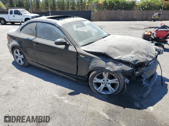 2009 BMW 1 Series 128i z VIN WBAUP73579VF06955, wystawiony jako Copart lot #68562684 z przebiegiem Nie podano mil oraz Szkoda całkowita • Salvage title. Historia ofert i sprzedaży dostępna na DreamBid. Obrazek 4.
