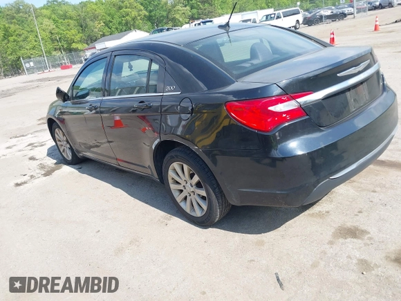 2013 Chrysler 200 Touring z VIN 1C3CCBBB1DN546558, wystawiony jako IAAI lot #42188477 z przebiegiem 164 678 mil mil oraz . Historia ofert i sprzedaży dostępna na DreamBid. Obrazek 3.