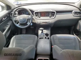 2019 Kia Sorento LX z VIN 5XYPG4A5XKG558737, wystawiony jako Copart lot #56864265 z przebiegiem 99 633 mil mil oraz Czysty tytuł • Clean title. Historia ofert i sprzedaży dostępna na DreamBid. Obrazek 8.