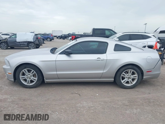 2014 Ford Mustang V6 z VIN 1ZVBP8AM3E5228599, wystawiony jako IAAI lot #42656325 z przebiegiem 185 188 mil mil oraz . Historia ofert i sprzedaży dostępna na DreamBid. Obrazek 14.