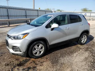 2021 Chevrolet Trax LS z VIN KL7CJKSB9MB306982, wystawiony jako Copart lot #52457215 z przebiegiem 95 949 mil mil oraz Czysty tytuł • Clean title. Historia ofert i sprzedaży dostępna na DreamBid. Obrazek 1.