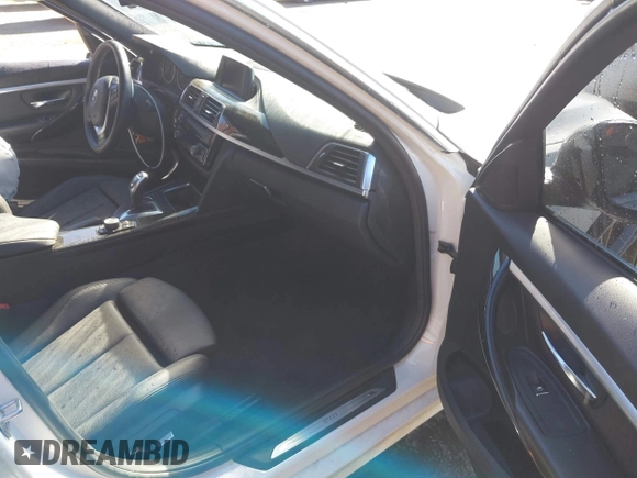 2018 BMW 3 Series 330i xDrive with VIN WBA8D9G54JNU72412, listed as a IAAI auction lot 40660769 with 58,668 mi miles. Bid and sale history available at carsss.com. Image 5.
