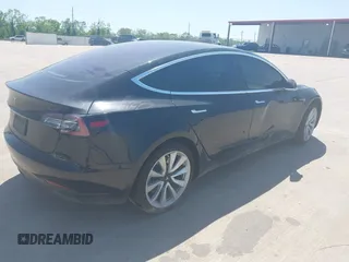 2019 Tesla Model 3 Mid Range z VIN 5YJ3E1EA3KF310976, wystawiony jako IAAI lot #41968012 z przebiegiem Nie podano mil oraz . Historia ofert i sprzedaży dostępna na DreamBid. Obrazek 4.