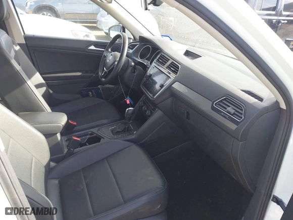 2020 Volkswagen Tiguan SE with VIN 3VV3B7AX0LM039721, listed as a IAAI auction lot 41627081 with 56,405 mi miles. Bid and sale history available at carsss.com. Image 5.