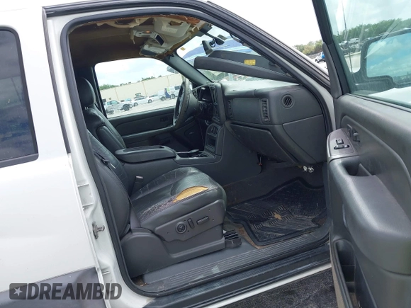 2004 Chevrolet Avalanche Z71 with VIN 3GNEK12T54G209885, listed as a IAAI auction lot 41955338 with 243,811 mi miles. Bid and sale history available at carsss.com. Image 5.