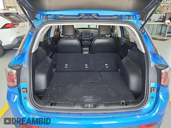 2021 Jeep Compass Latitude z VIN 3C4NJDBB0MT594087, wystawiony jako IAAI lot #42791550 z przebiegiem 78 385 mil mil oraz . Historia ofert i sprzedaży dostępna na DreamBid. Obrazek 7.
