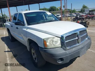 2005 Dodge Dakota ST z VIN 1D7HE28N45S218668, wystawiony jako IAAI lot #42276061 z przebiegiem 141 724 mil mil oraz . Historia ofert i sprzedaży dostępna na DreamBid. Obrazek 1.