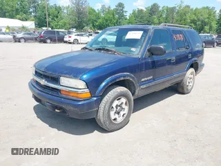 2002 Chevrolet Blazer LS z VIN 1GNDT13WX2K101236, wystawiony jako IAAI lot #42198292 z przebiegiem 193 731 mil mil oraz . Historia ofert i sprzedaży dostępna na DreamBid. Obrazek 2.