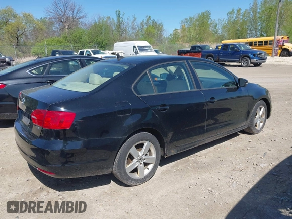 2012 Volkswagen Jetta TDI w/Premium & Nav z VIN 3VWLL7AJ7CM400382, wystawiony jako IAAI lot #42274839 z przebiegiem 150 205 mil mil oraz . Historia ofert i sprzedaży dostępna na DreamBid. Obrazek 4.