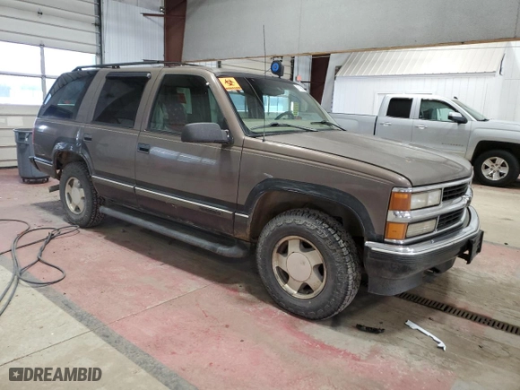1998 Chevrolet Tahoe with VIN 1GNEK13R0WJ302401, listed as a Copart auction lot 47196925 with 202,595 mi miles and Salvage Title. Bid and sale history available at carsss.com. Image 4.