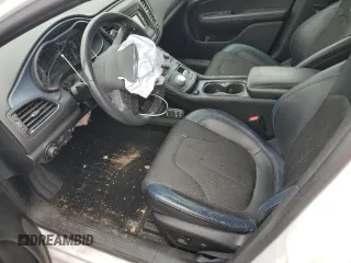 2015 Chrysler 200 S z VIN 1C3CCCBG1FN557242, wystawiony jako Copart lot #54767335 z przebiegiem 62 946 mil mil oraz Szkoda całkowita • Salvage title. Historia ofert i sprzedaży dostępna na DreamBid. Obrazek 7.