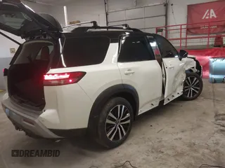 2024 Nissan Pathfinder Platinum z VIN 5N1DR3DK4RC279481, wystawiony jako IAAI lot #41581661 z przebiegiem 6 016 mil mil oraz . Historia ofert i sprzedaży dostępna na DreamBid. Obrazek 4.
