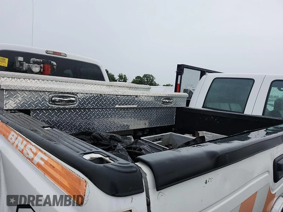 2015 Ford F-250 Lariat z VIN 1FT7W2B61FEC91968, wystawiony jako IAAI lot #42575818 z przebiegiem 171 621 mil mil oraz . Historia ofert i sprzedaży dostępna na DreamBid. Obrazek 19.