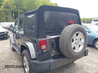 2016 Jeep Wrangler Unlimited Sahara z VIN 1C4HJWEG1GL252860, wystawiony jako IAAI lot #42215620 z przebiegiem 85 267 mil mil oraz . Historia ofert i sprzedaży dostępna na DreamBid. Obrazek 3.