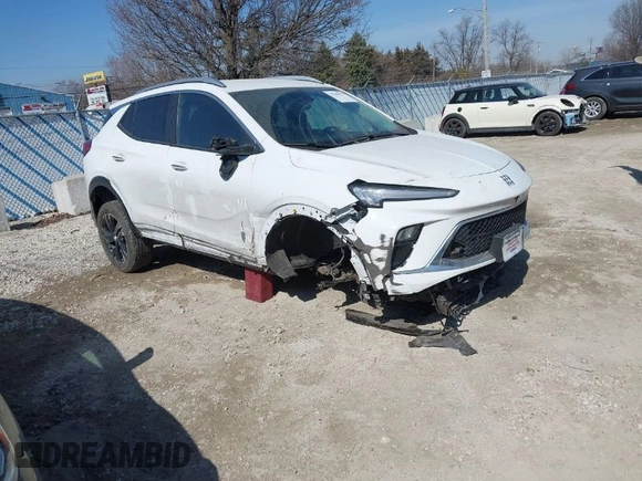 2024 Buick Encore GX Sport Touring z VIN KL4AMESL6RB189875, wystawiony jako IAAI lot #41780976 z przebiegiem 22 969 mil mil oraz . Historia ofert i sprzedaży dostępna na DreamBid. Obrazek 1.