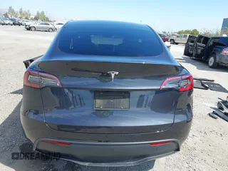 2024 Tesla Model Y z VIN 7SAYGDED2RF032628, wystawiony jako IAAI lot #42507569 z przebiegiem 22 845 mil mil oraz . Historia ofert i sprzedaży dostępna na DreamBid. Obrazek 17.