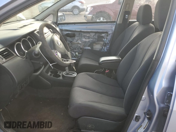 2009 Nissan Versa SL z VIN 3N1BC13E39L395999, wystawiony jako Copart lot #50225605 z przebiegiem 183 206 mil mil oraz Szkoda całkowita • Salvage title. Historia ofert i sprzedaży dostępna na DreamBid. Obrazek 7.