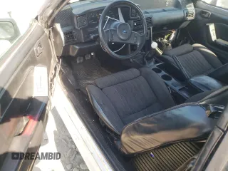1988 Ford Mustang z VIN 1FABP44E6JF232186, wystawiony jako Copart lot #70489364 z przebiegiem 264 591 mil mil oraz Szkoda całkowita • Salvage title. Historia ofert i sprzedaży dostępna na DreamBid. Obrazek 8.