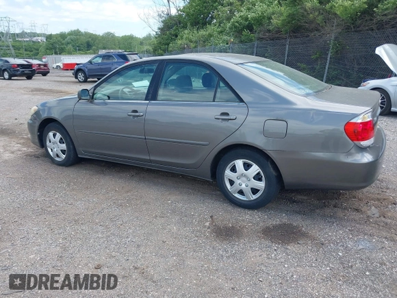 2005 Toyota Camry LE z VIN 4T1BE30K25U605811, wystawiony jako IAAI lot #42309112 z przebiegiem 153 914 mil mil oraz . Historia ofert i sprzedaży dostępna na DreamBid. Obrazek 3.