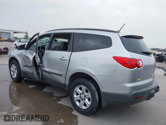 2012 Chevrolet Traverse LS z VIN 1GNKRFED2CJ354122, wystawiony jako IAAI lot #42267587 z przebiegiem 43 585 mil mil oraz . Historia ofert i sprzedaży dostępna na DreamBid. Obrazek 3.