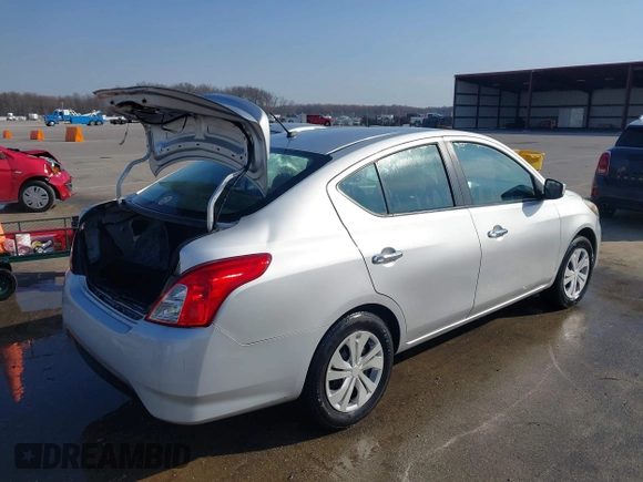 2017 Nissan Versa SV z VIN 3N1CN7AP3HK427702, wystawiony jako IAAI lot #41741711 z przebiegiem 146 889 mil mil oraz . Historia ofert i sprzedaży dostępna na DreamBid. Obrazek 4.