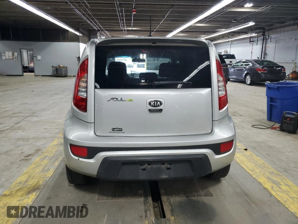 2013 Kia Soul + z VIN KNDJT2A65D7564122, wystawiony jako Copart lot #55811785 z przebiegiem 89 887 mil mil oraz Szkoda całkowita • Salvage title. Historia ofert i sprzedaży dostępna na DreamBid. Obrazek 6.
