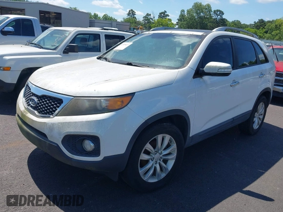 2011 Kia Sorento EX z VIN 5XYKU4A23BG041627, wystawiony jako IAAI lot #42409457 z przebiegiem Nie podano mil oraz . Historia ofert i sprzedaży dostępna na DreamBid. Obrazek 2.