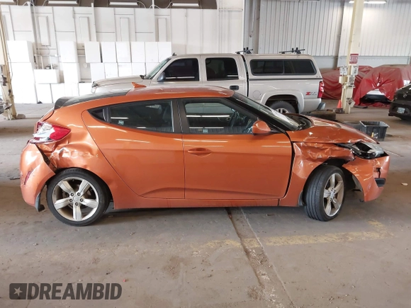 2013 Hyundai Veloster w/Black Int z VIN KMHTC6AD3DU143656, wystawiony jako IAAI lot #42139839 z przebiegiem 121 392 mil mil oraz . Historia ofert i sprzedaży dostępna na DreamBid. Obrazek 13.
