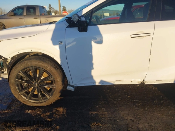 2024 Lexus RX 500h F Sport Performance z VIN 2T2BCMEA1RC012987, wystawiony jako IAAI lot #41365365 z przebiegiem 18 400 mil mil oraz . Historia ofert i sprzedaży dostępna na DreamBid. Obrazek 18.
