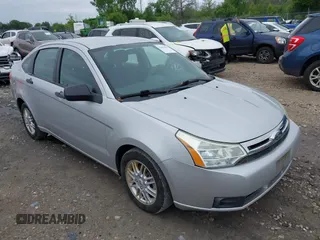 2009 Ford Focus SE z VIN 1FAHP35N79W223589, wystawiony jako IAAI lot #42464352 z przebiegiem 269 777 mil mil oraz . Historia ofert i sprzedaży dostępna na DreamBid. Obrazek 1.