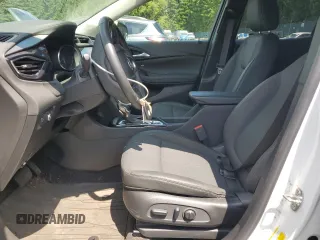 2023 Buick Encore GX Preferred z VIN KL4MMCSL5PB067961, wystawiony jako Copart lot #60265945 z przebiegiem 17 434 mil mil oraz Szkoda całkowita • Salvage title. Historia ofert i sprzedaży dostępna na DreamBid. Obrazek 7.
