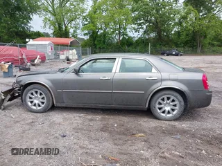 2008 Chrysler 300 Touring z VIN 2C3LA53G08H165266, wystawiony jako IAAI lot #42219596 z przebiegiem 119 141 mil mil oraz . Historia ofert i sprzedaży dostępna na DreamBid. Obrazek 14.